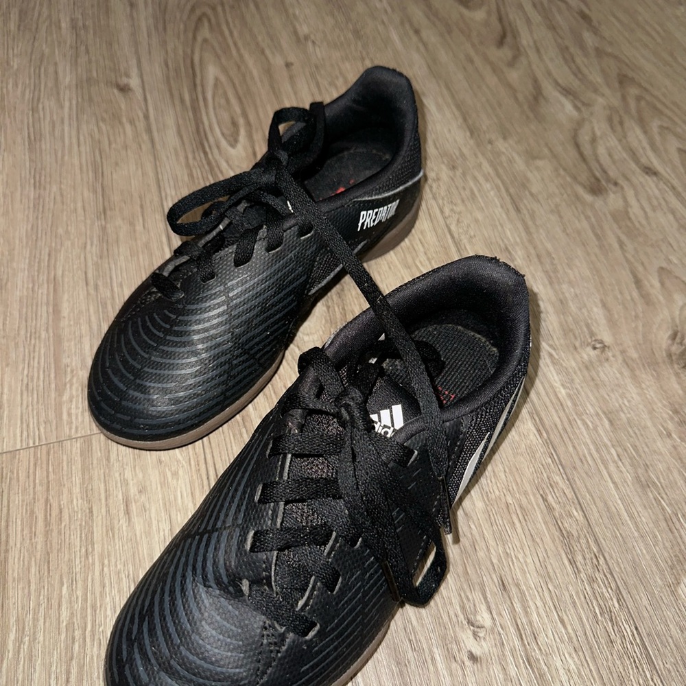 Indoor soccer shoes
